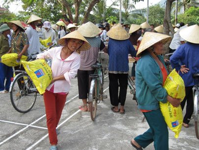 Chung tay hỗ trợ người dân vùng bão lũ