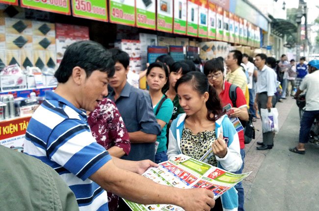 Xếp hàng rồng rắn đón “Thứ Sáu Đen”