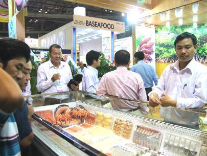 Khách tham quan xem sản phẩm tôm xuất khẩu ở một gian hàng tại hội chợ Vietfish 2013. Ảnh: Phạm Thái