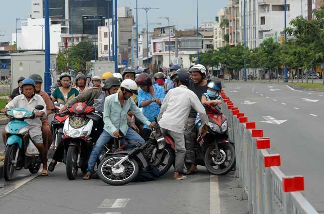 Đại lộ Võ Văn Kiệt: Làn đường xe máy hẹp dễ gây tai nạn