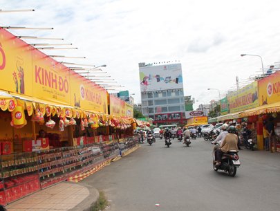 Nhà sản xuất bánh trung thu lạc quan