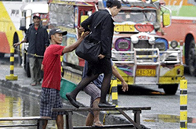 Bão đổ bộ Philippines, Ấn Độ: 16 người chết