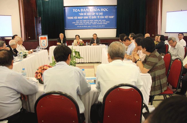 Chuyên gia lo tụt hậu kinh tế, mất tự chủ hội nhập