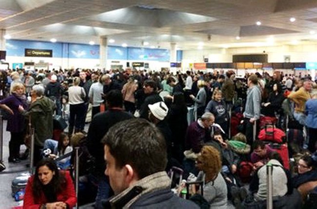 Anh: Mưa bão gây hỗn loạn giao thông