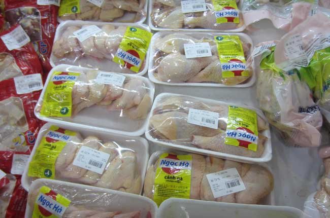 Gà nuôi rớt giá, người tiêu dùng vẫn chịu giá cao