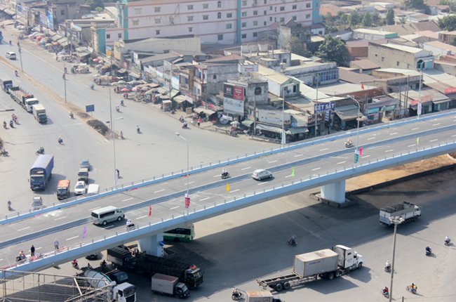 Thông xe cầu vượt trên quốc lộ nối TPHCM
