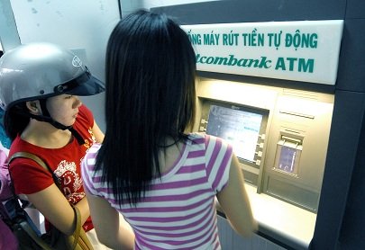 TPHCM yêu cầu tăng cường tiếp quỹ cho máy ATM