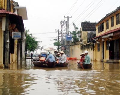 Mưa lũ lớn tiếp tục uy hiếp miền Trung 