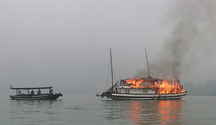 Lại cháy tàu khách trên Vịnh Hạ Long