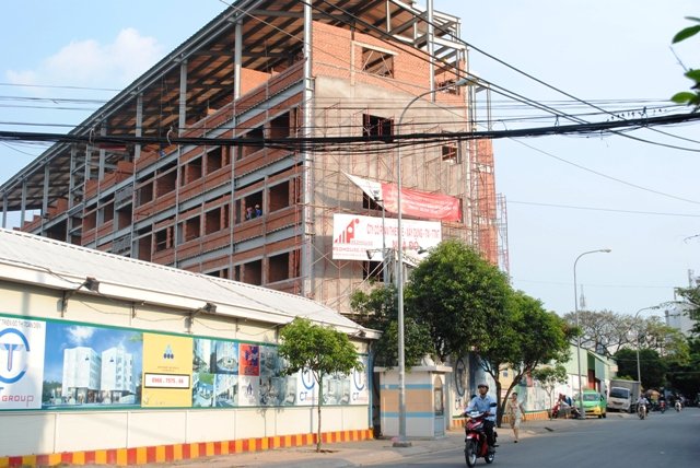 Thế chấp BĐS hình thành trong tương lai để vay vốn: người mừng, kẻ lo