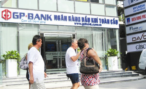Giải thể ngân hàng yếu kém, còn lâu!