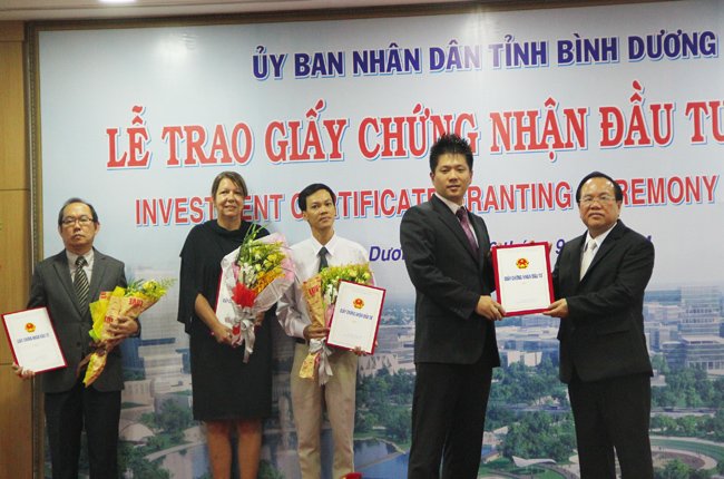 Bình Dương trao 42 giấy chứng nhận đầu tư
