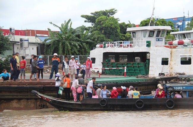 Mưa giông làm hỏng cầu dẫn, phà Cát Lái tạm đóng cửa