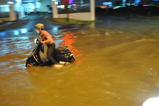 Miền Bắc lũ dâng, Nam Bộ ngập triều cường