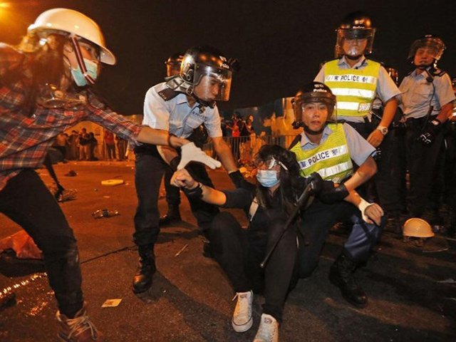Hồng Kông lại đụng độ giữa cảnh sát và người biểu tình