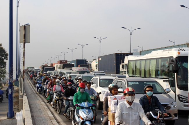 TPHCM: Kẹt xe thường xuyên ở xa lộ HN vì... cảng