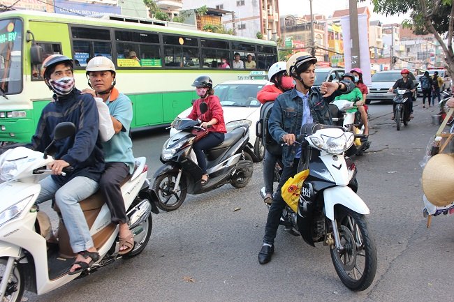 Người lao động nườm nượp bỏ phố về quê đón tết