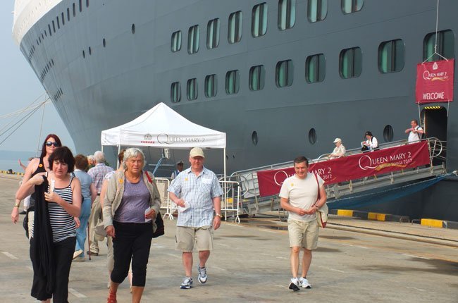 Tàu biển Queen Mary 2 đưa 2.000 khách đến VN
