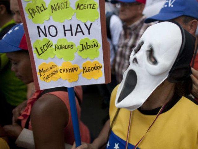 Venezuela hạn chế lượng hàng người dân được mua