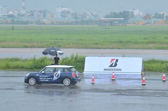 Hơn 250 khách hàng trải nghiệm BMW Driving Experience