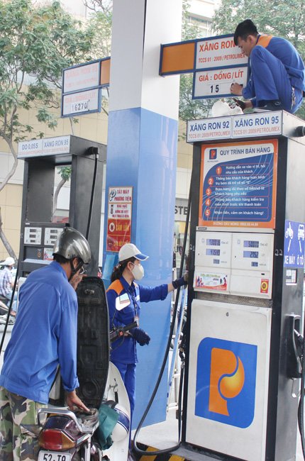 Dầu sắp giảm giá, xăng còn tùy
