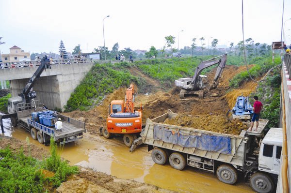 Lãnh đạo bình chân, người dân còn khổ dài