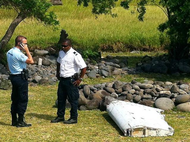 Tìm thấy mảnh vỡ nghi của máy bay mất tích MH370