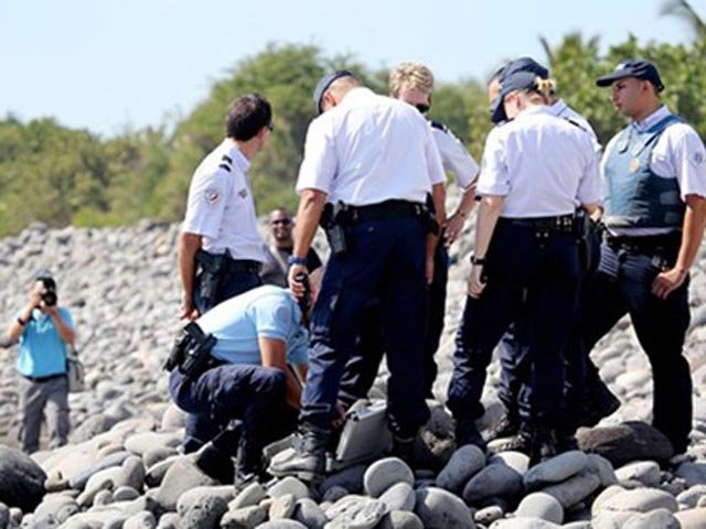 Thêm nhiều mảnh vỡ nghi của MH370 dạt vào đảo Reunion