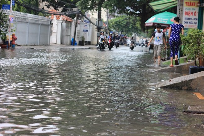 Người Sài Gòn lội bì bõm sau mưa