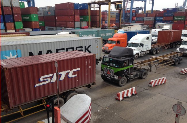 Sẽ xem xét hạn chế lượng hàng qua các cảng ở TPHCM