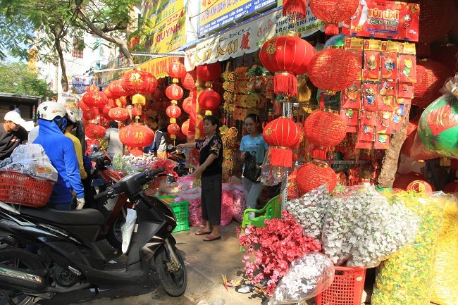Nhộn nhịp phố hàng mã ở Sài Gòn