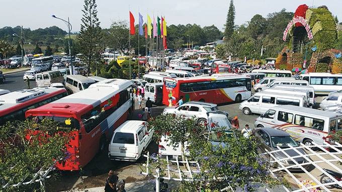 Tết Bính Thân: khách du lịch đông, rác nhiều