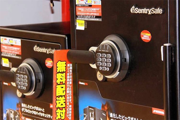 Nhật: Lãi suất âm, người dân đổ xô mua két sắt