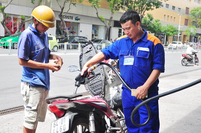 Giá xăng dầu thế giới tăng, giá trong nước có tăng theo?