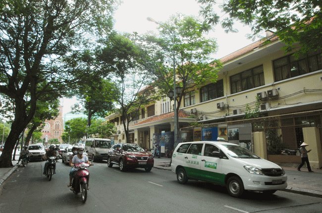 TPHCM: Ngoại rút, nội muốn vào “khu đất vàng” Đồng Khởi