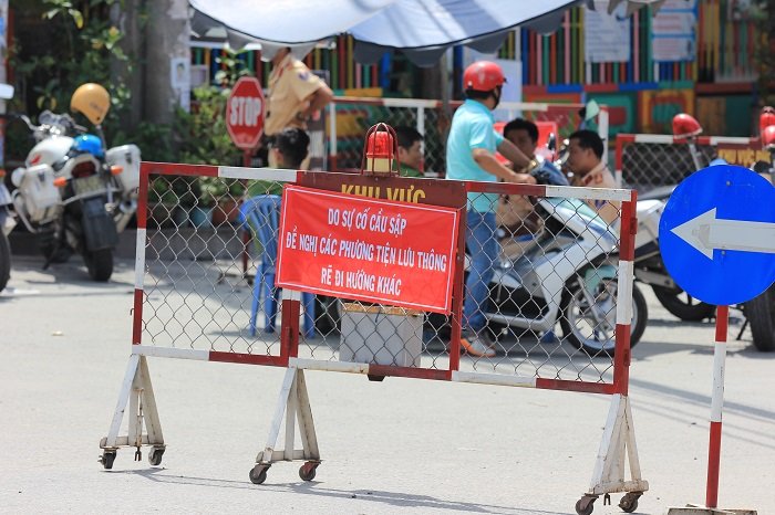 TPHCM: Sập cầu Tân Kỳ Tân Quý sau mưa lớn