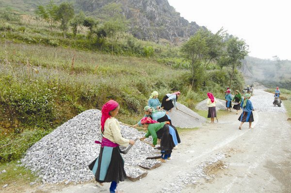 Chuyện “người nhà”, chuyện “người ngoài”