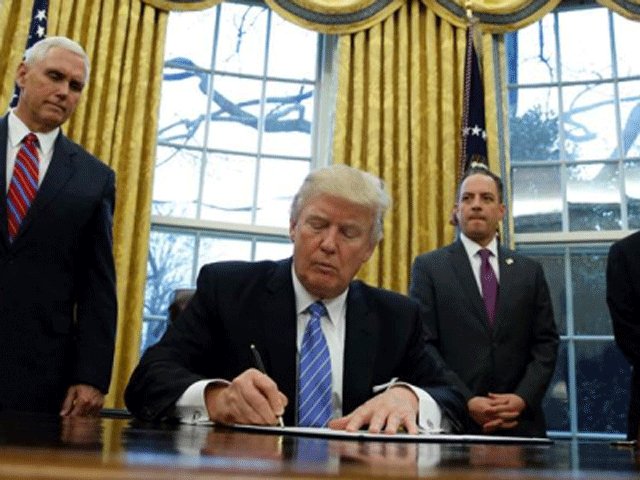 Tổng thống Trump ký sắc lệnh rút khỏi TPP