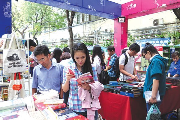 Khách than khó tìm bãi giữ xe, nhà vệ sinh ở đường sách