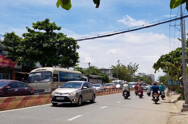 Xếp hàng hơn cây số để qua phà Bình Khánh đi Cần Giờ