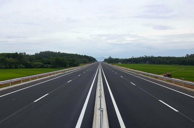 Thông xe 65 km đường cao tốc đầu tiên qua miền Trung