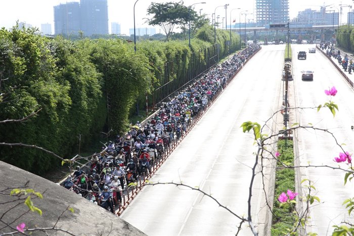 Xe máy gian nan qua hầm Thủ Thiêm giờ cao điểm