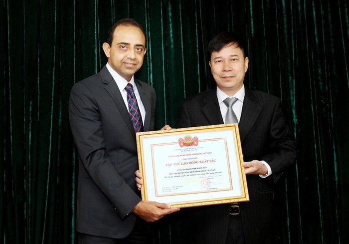 Công ty Tài chính Prudential Việt Nam đón nhận danh hiệu “Tập thể lao động xuất sắc” năm 2016