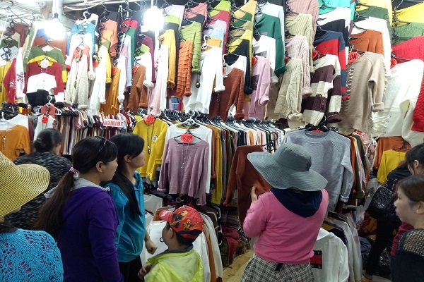 Trời se lạnh, người Sài Gòn sắm áo ấm
