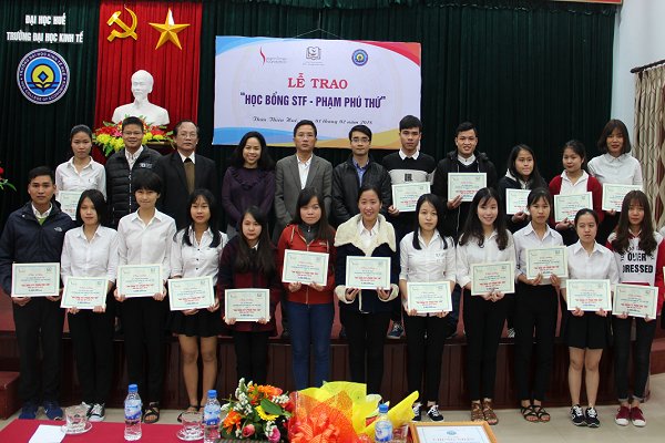 STF trao học bổng cho sinh viên, học sinh miền Trung