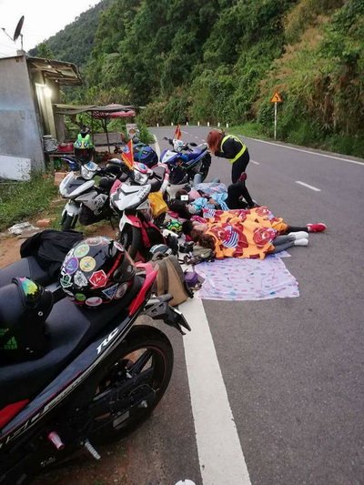 Phượt thủ ngủ ven đường gây “bão mạng”
