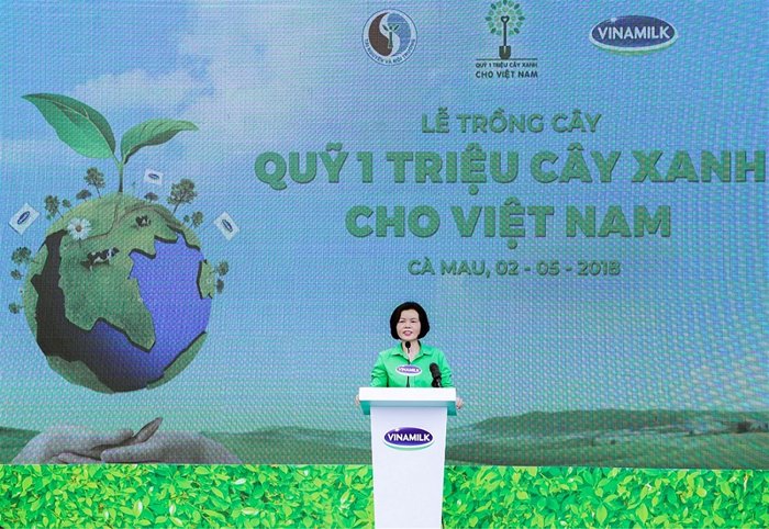 Vinamilk và quỹ 1 triệu cây xanh cho Việt Nam trồng cây, trao tặng sữa tại mốc tọa độ Quốc gia GPS 0001
