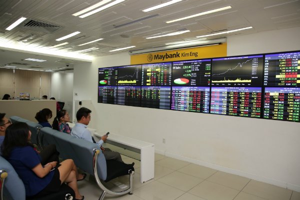 Khối ngoại tiếp tục bán ròng