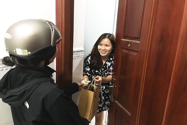 Ngồi nhà xem bóng đá, thức ăn giao tận nơi Ngồi nhà xem bóng đá, thức ăn giao tận nơi