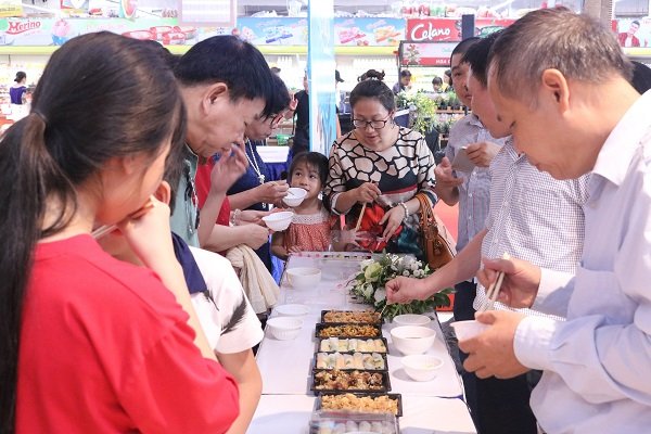 Lần đầu tiên đặc sản cá sông Đà bán tại siêu thị